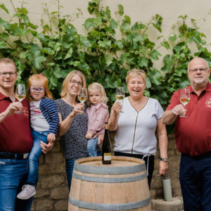 Die Familie bei der Weinprobe